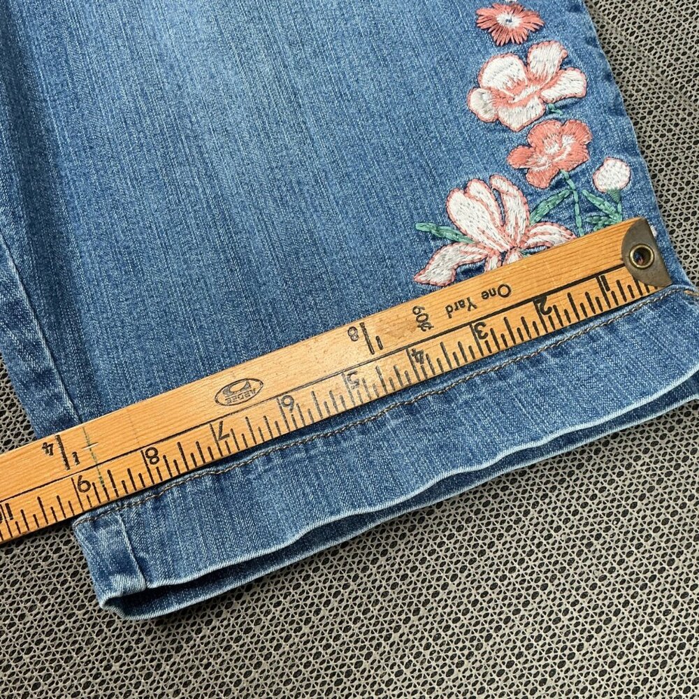 Gloria Vanderbilt Amanda Womens Size 14 Blue Denim Shorts Floral Embroidery - Picture 10 of 12